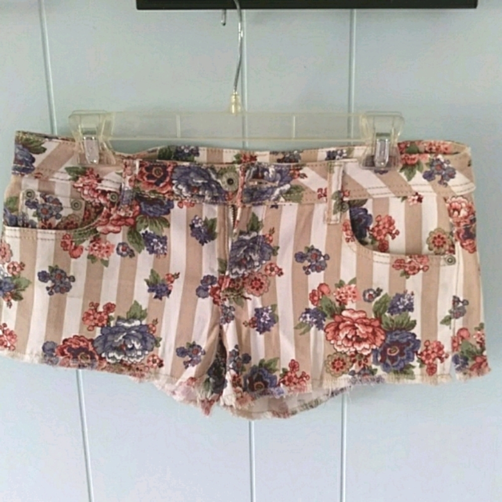🎈3/$20 Bongo floral cut-off denim shorts